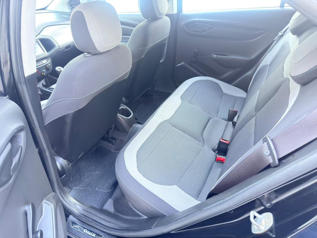 CHEVROLET Onix Hatch - Foto