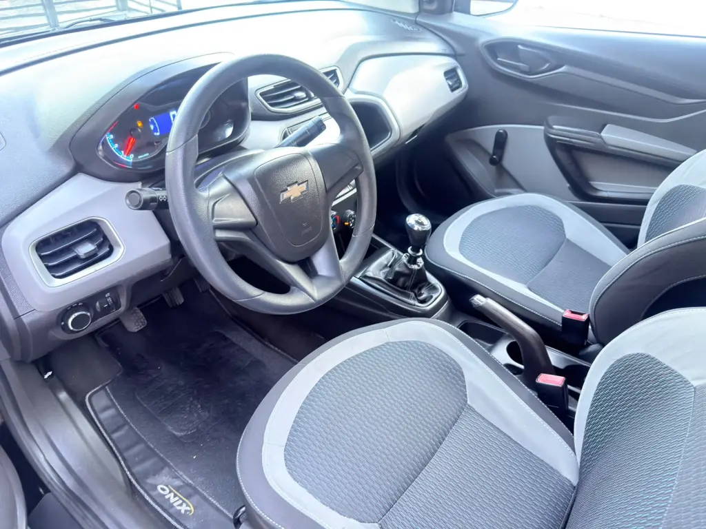 CHEVROLET Onix Hatch - Foto