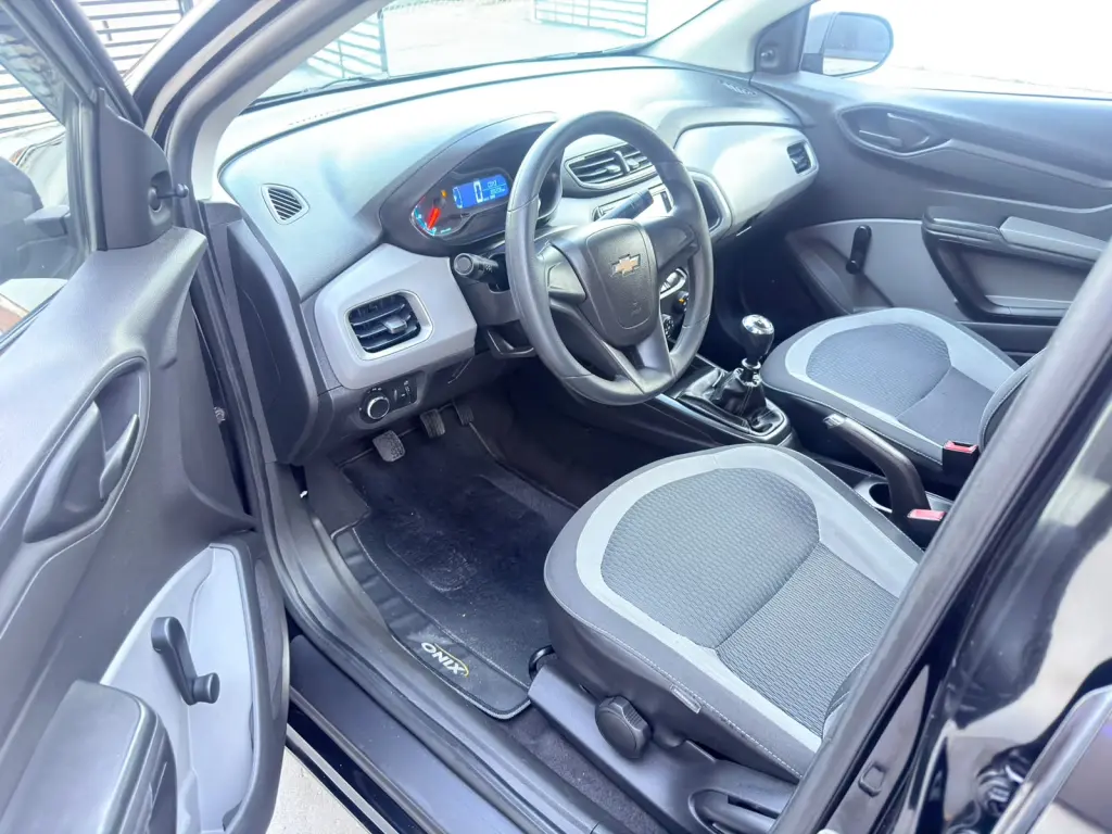 CHEVROLET Onix Hatch - Foto