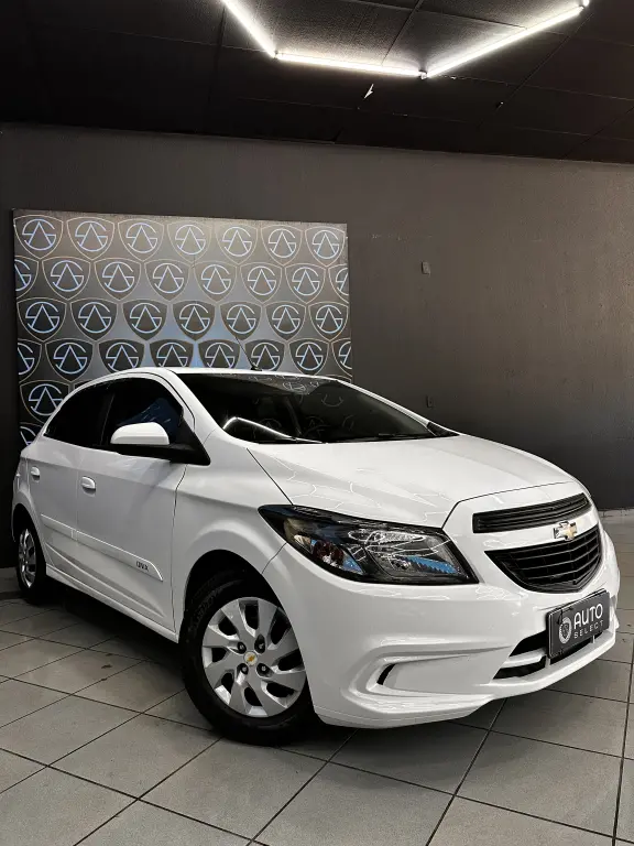 CHEVROLET Onix Hatch - Foto