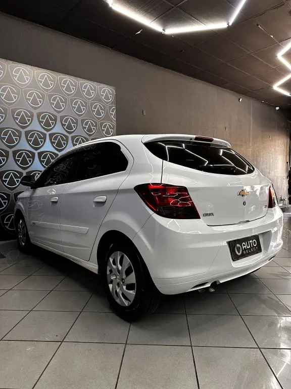 CHEVROLET Onix Hatch - Foto