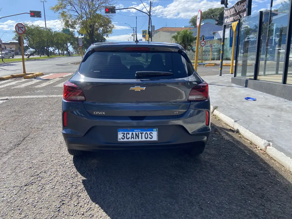 CHEVROLET Onix Hatch - Foto