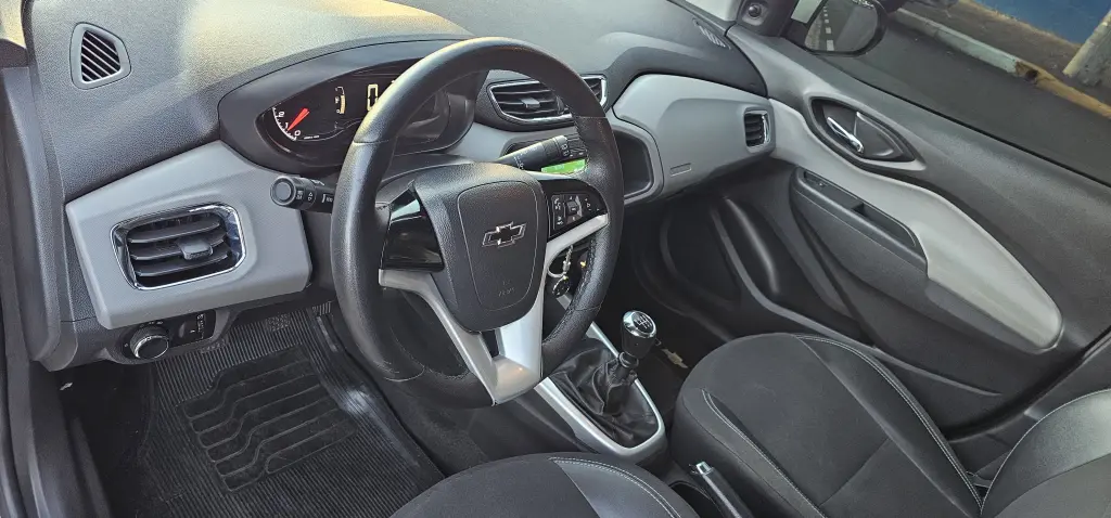 CHEVROLET Onix Hatch - Foto