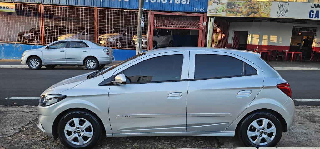 CHEVROLET Onix Hatch - Foto