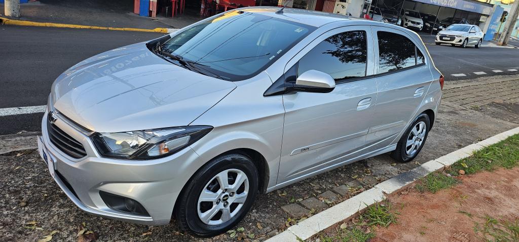 CHEVROLET Onix Hatch - Foto