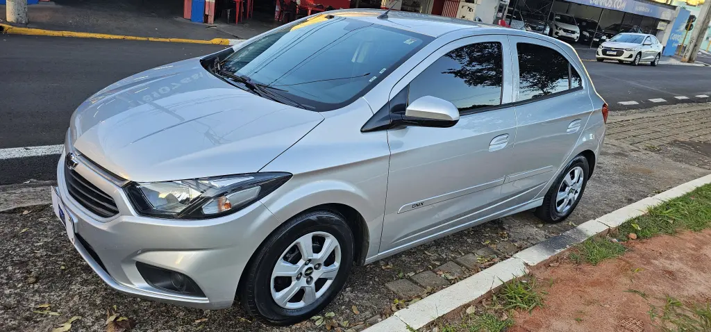 CHEVROLET Onix Hatch - Foto