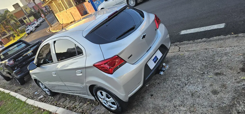 CHEVROLET Onix Hatch - Foto