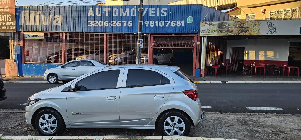 CHEVROLET Onix Hatch - Foto