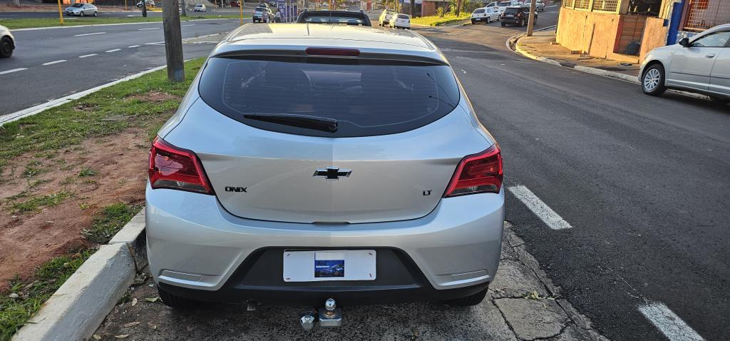 CHEVROLET Onix Hatch - Foto
