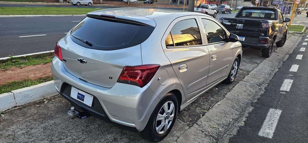 CHEVROLET Onix Hatch - Foto