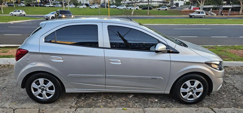 CHEVROLET Onix Hatch - Foto