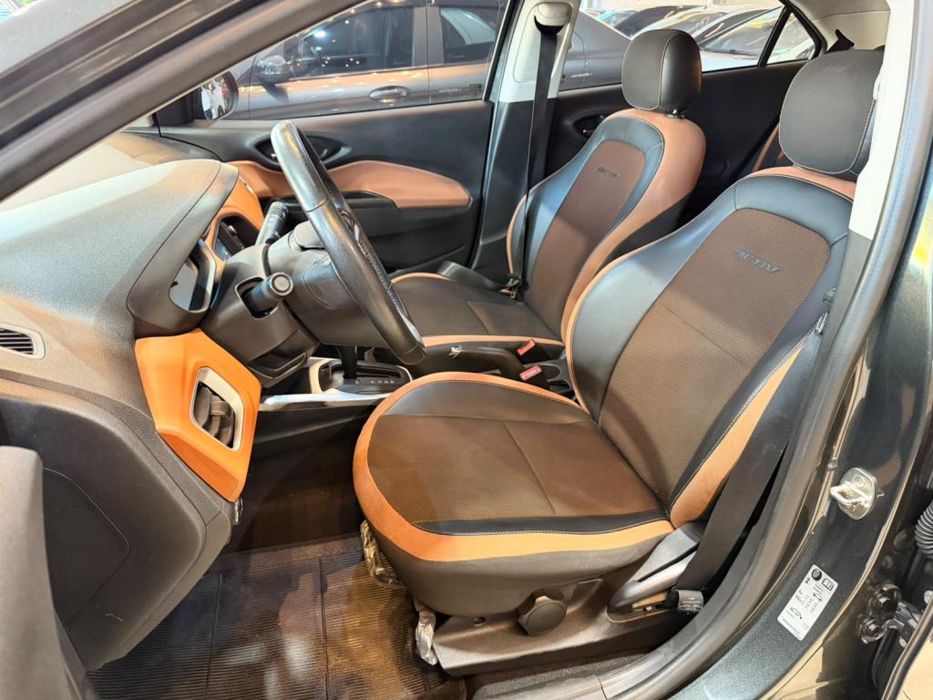 CHEVROLET Onix Hatch - Foto