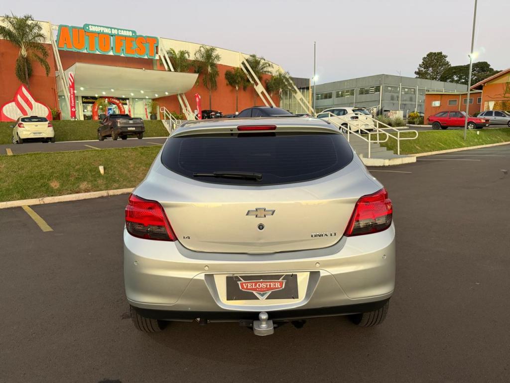 CHEVROLET Onix Hatch - Foto