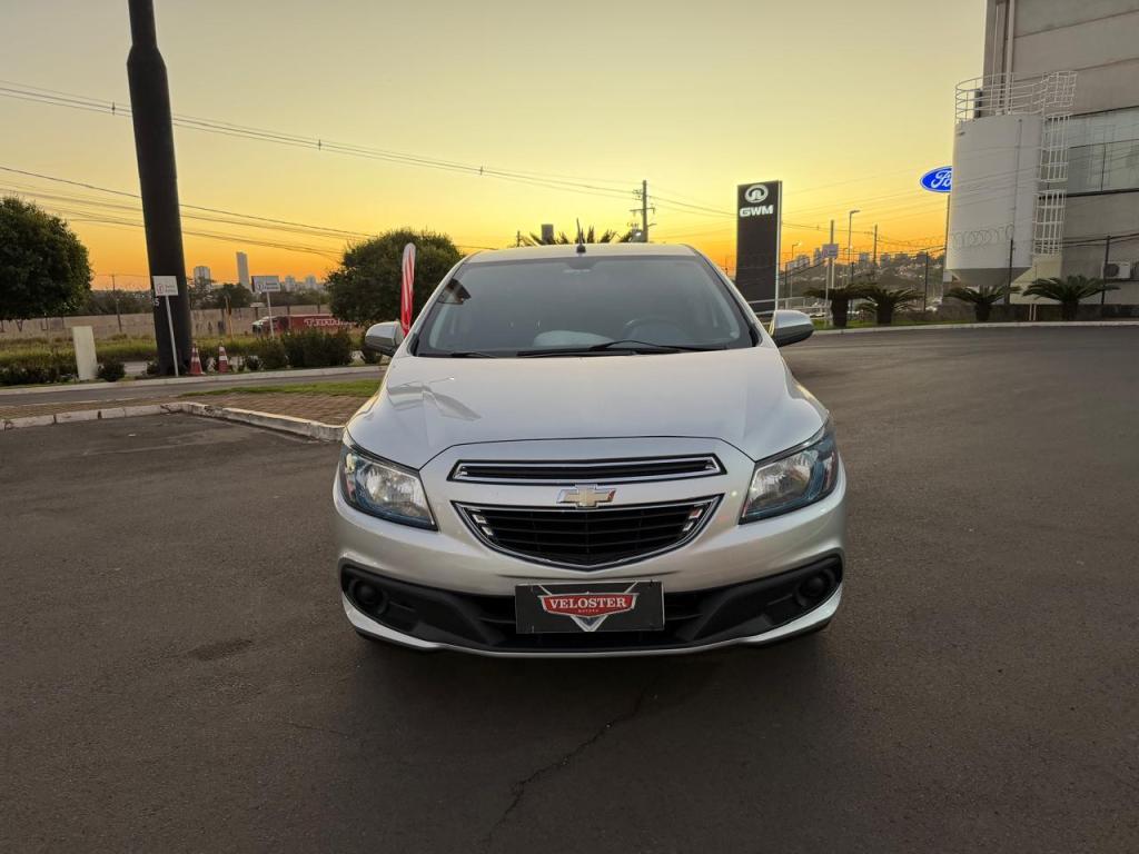 CHEVROLET Onix Hatch - Foto