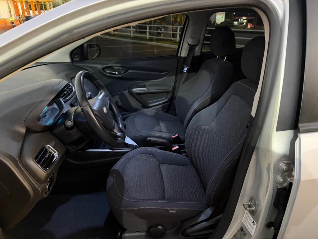 CHEVROLET Onix Hatch - Foto