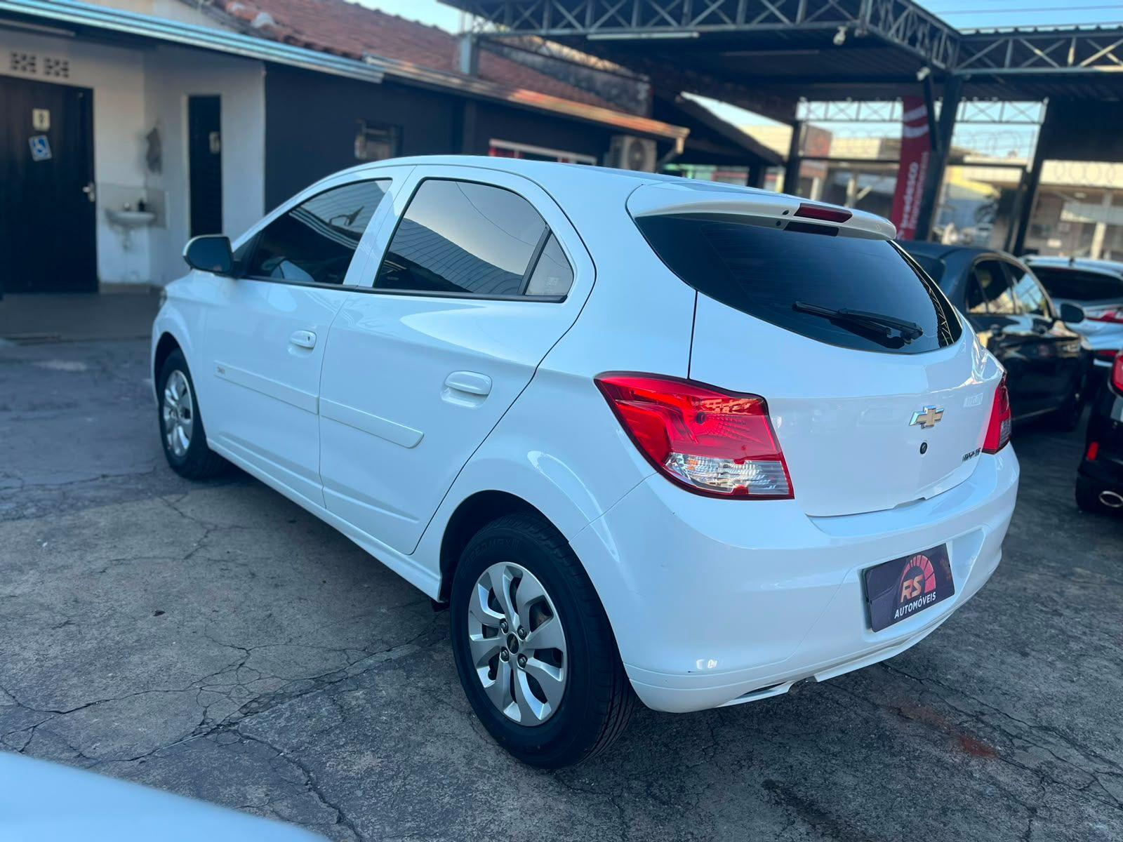 CHEVROLET Onix Hatch - Foto