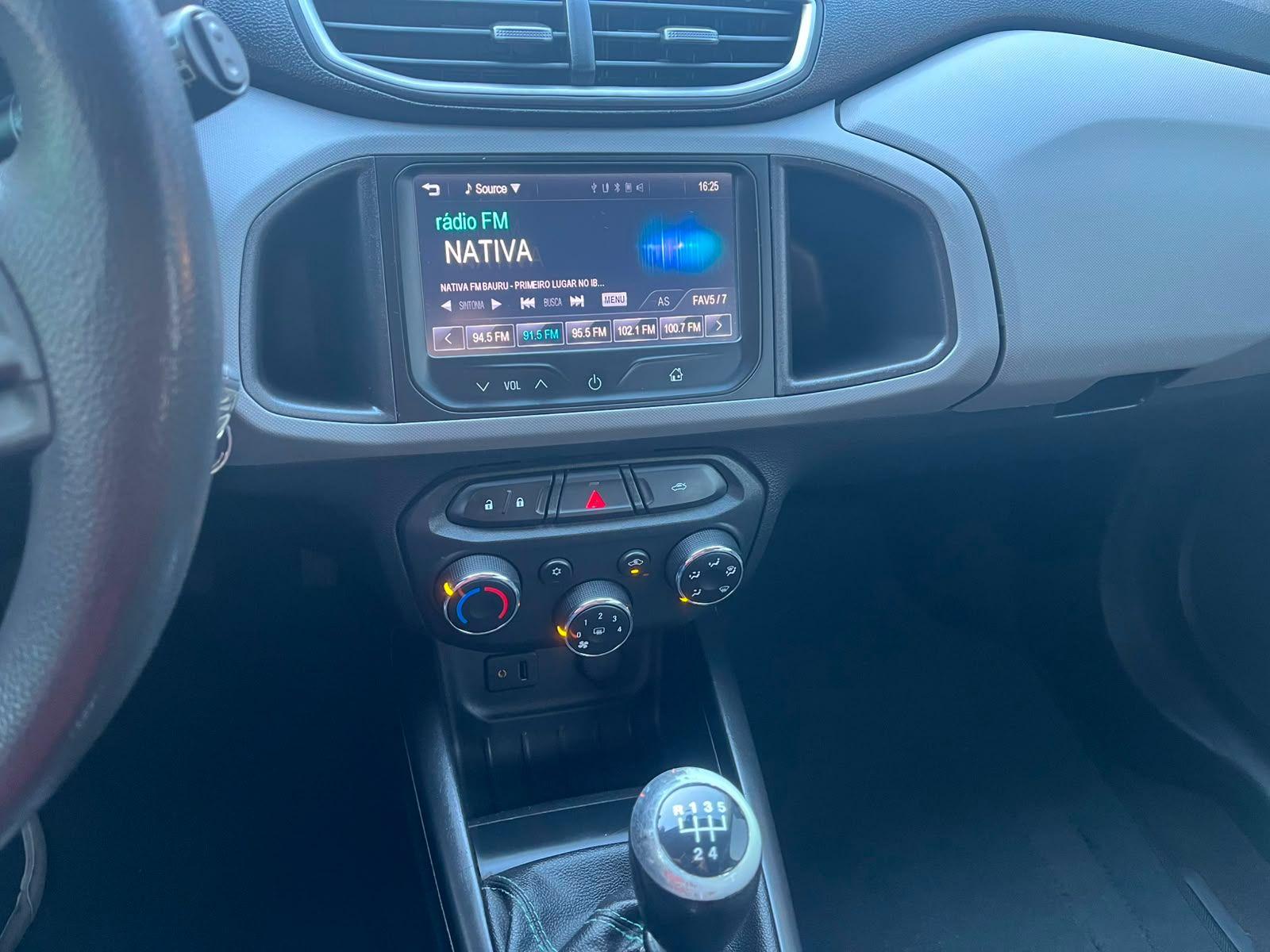 CHEVROLET Onix Hatch - Foto