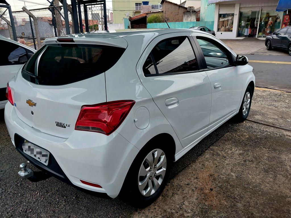 CHEVROLET Onix Hatch - Foto