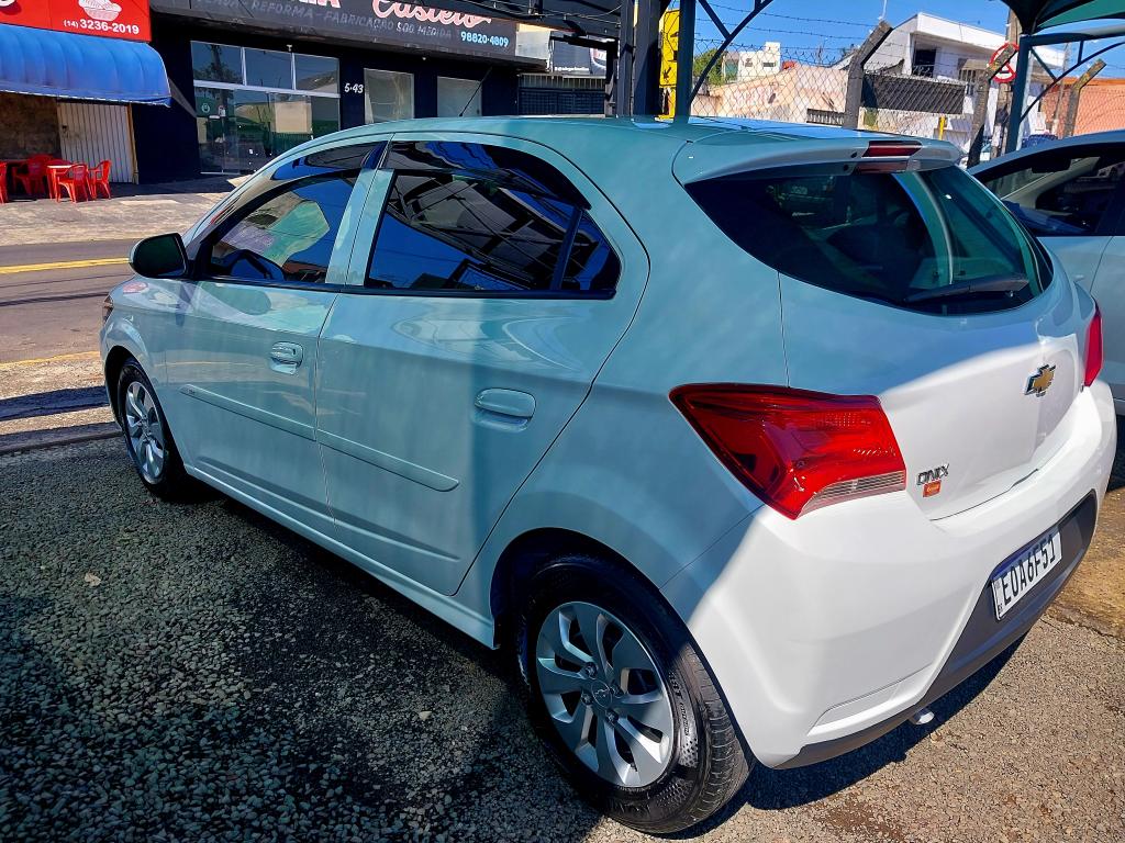 CHEVROLET Onix Hatch - Foto