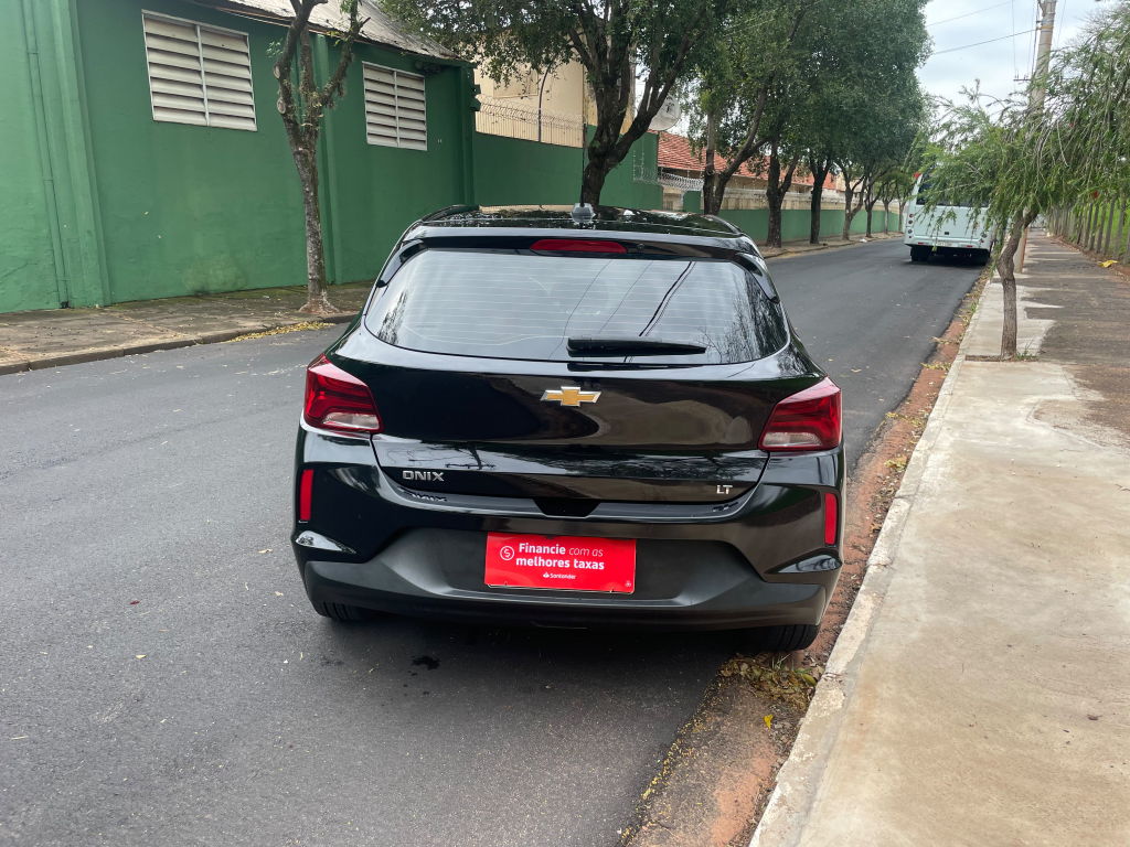 CHEVROLET Onix Hatch - Foto