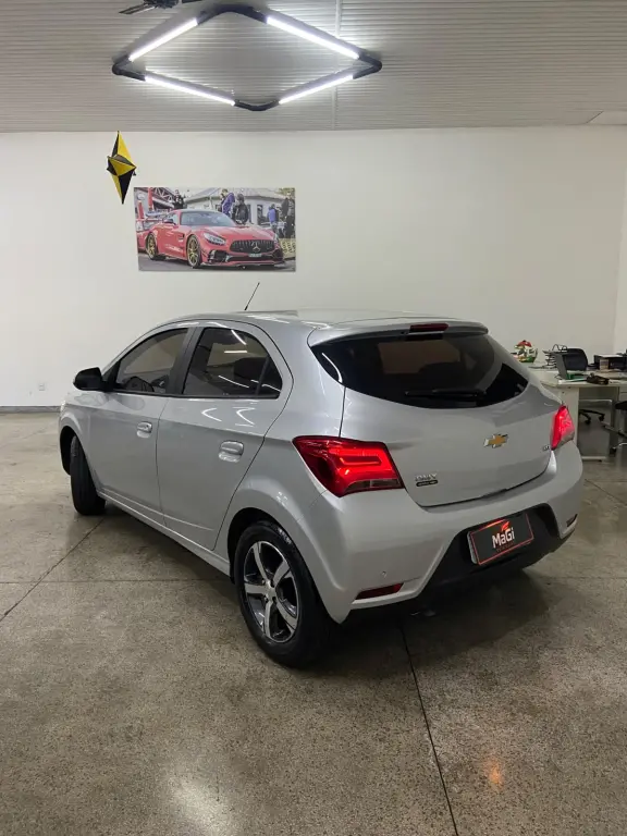 CHEVROLET Onix Hatch - Foto
