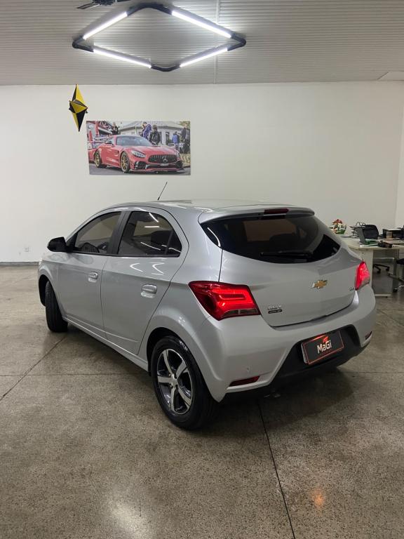 CHEVROLET Onix Hatch - Foto