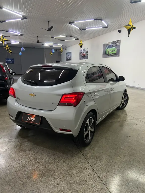 CHEVROLET Onix Hatch - Foto
