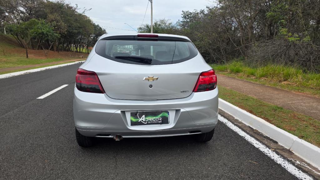 CHEVROLET Onix Hatch - Foto