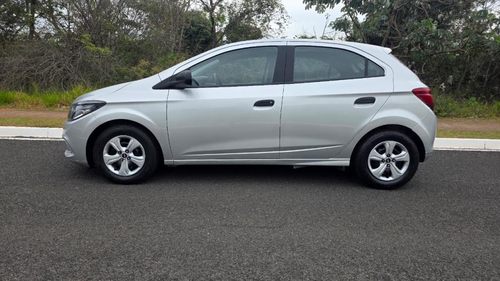 CHEVROLET Onix Hatch - Foto
