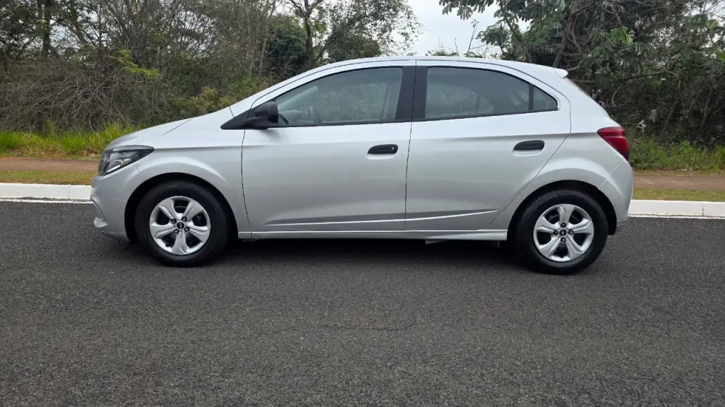 CHEVROLET Onix Hatch - Foto