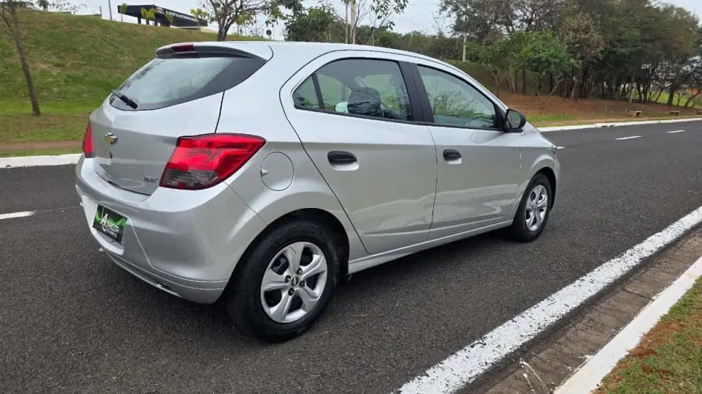 CHEVROLET Onix Hatch - Foto