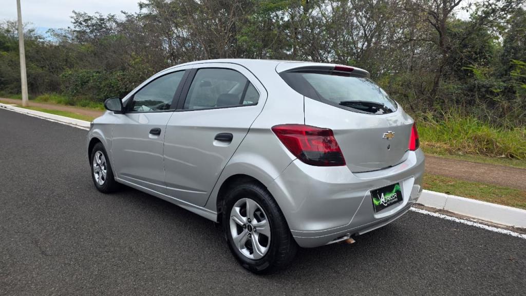 CHEVROLET Onix Hatch - Foto