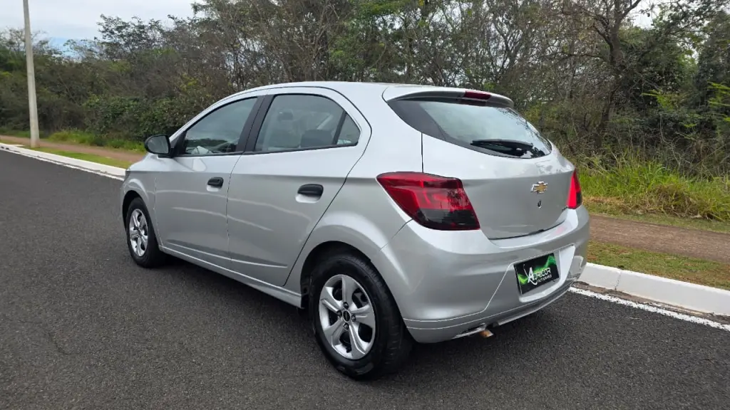 CHEVROLET Onix Hatch - Foto