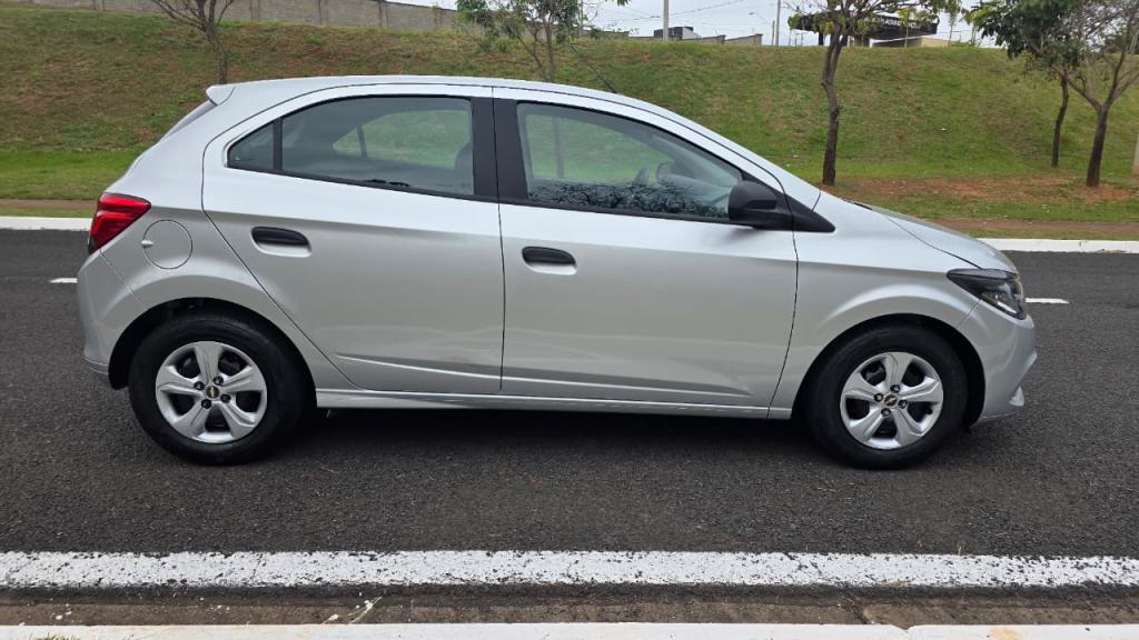 CHEVROLET Onix Hatch - Foto