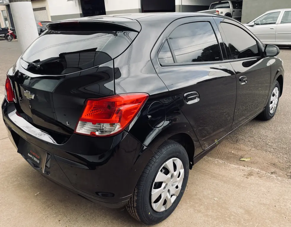 CHEVROLET Onix Hatch - Foto