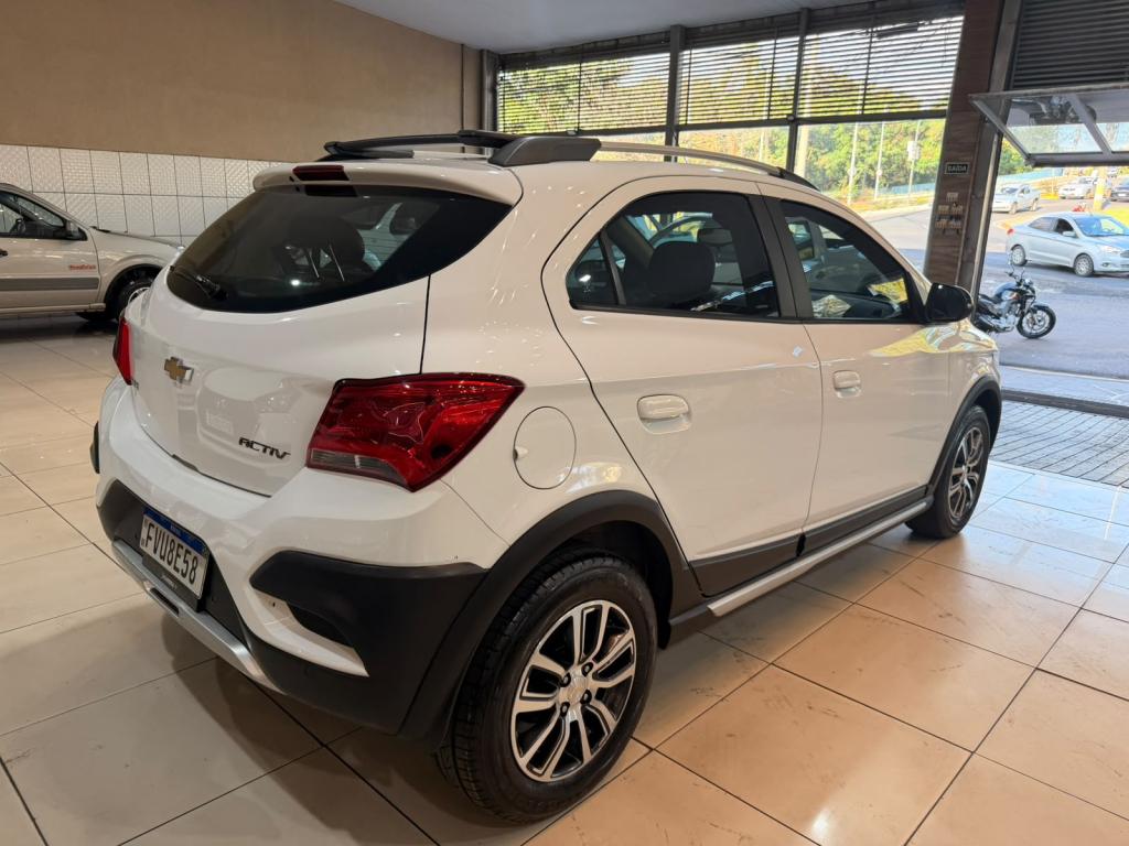 CHEVROLET Onix Hatch - Foto