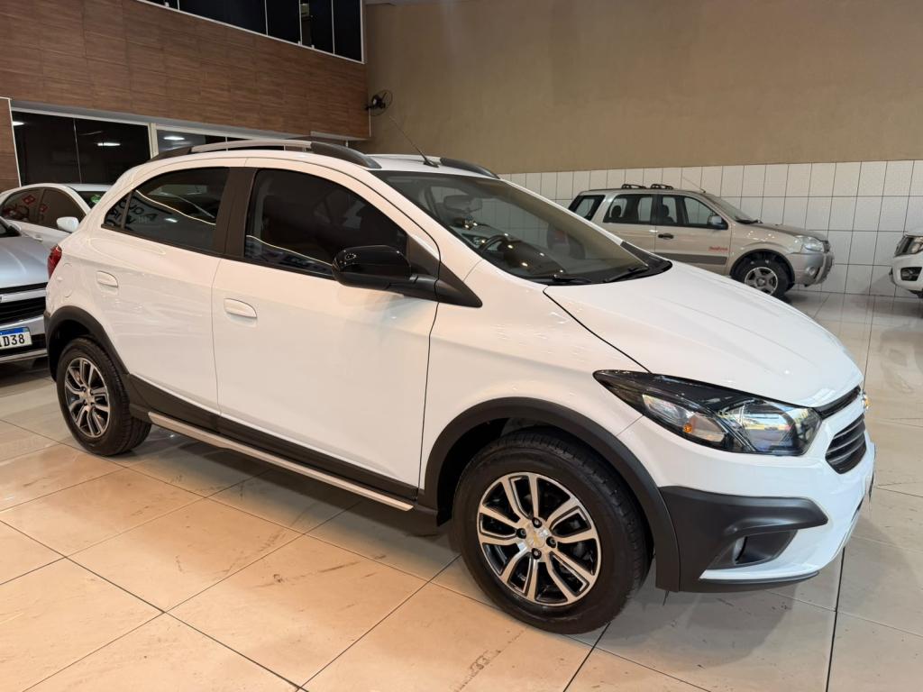 CHEVROLET Onix Hatch - Foto