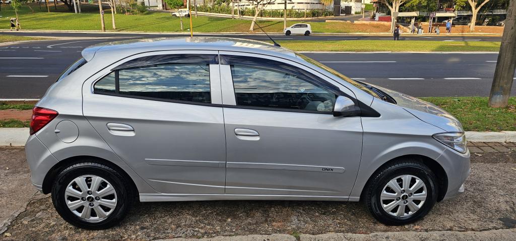 CHEVROLET Onix Hatch
