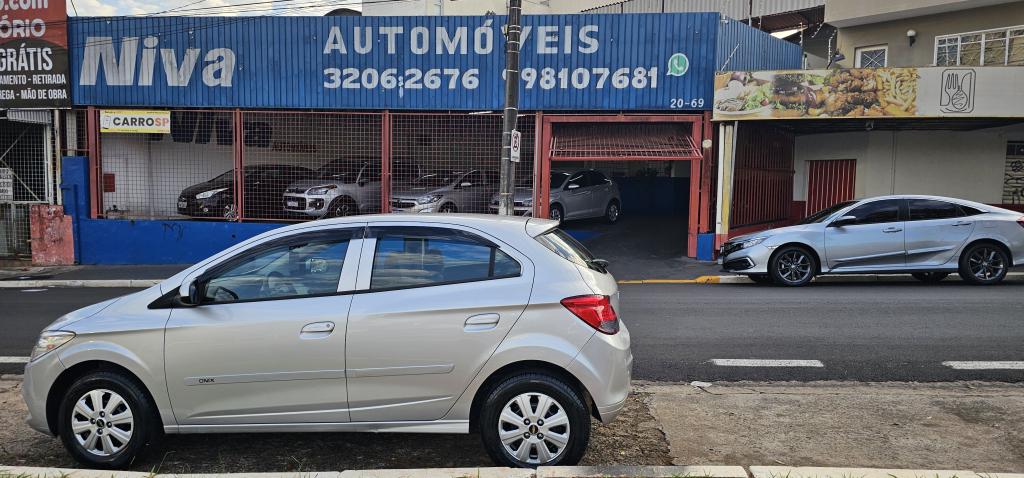 CHEVROLET Onix Hatch - Foto