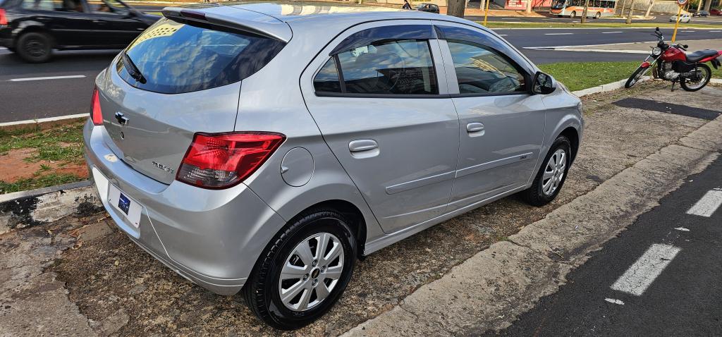 CHEVROLET Onix Hatch - Foto