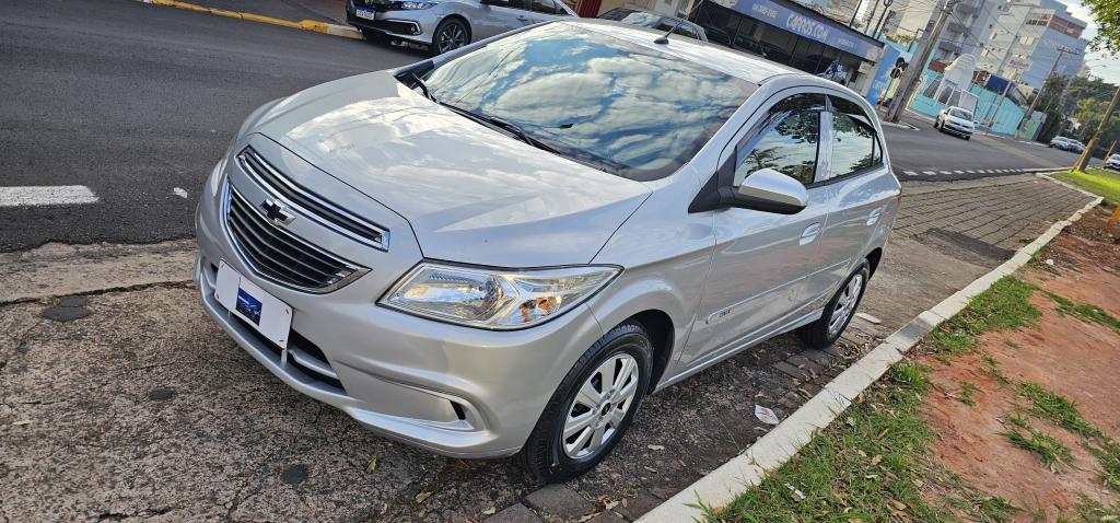 CHEVROLET Onix Hatch - Foto