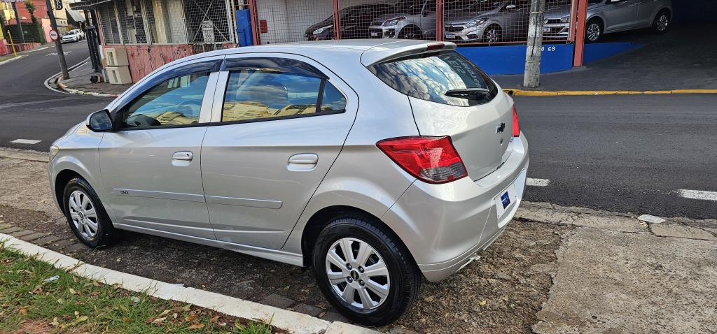 CHEVROLET Onix Hatch - Foto