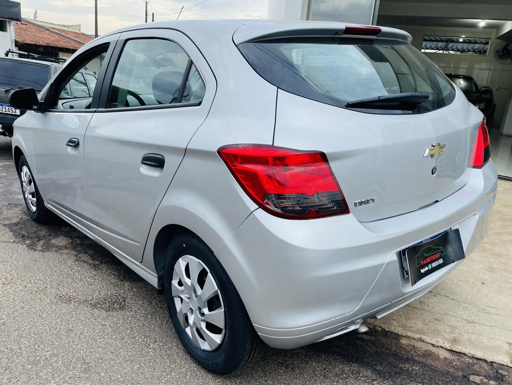 CHEVROLET Onix Hatch - Foto