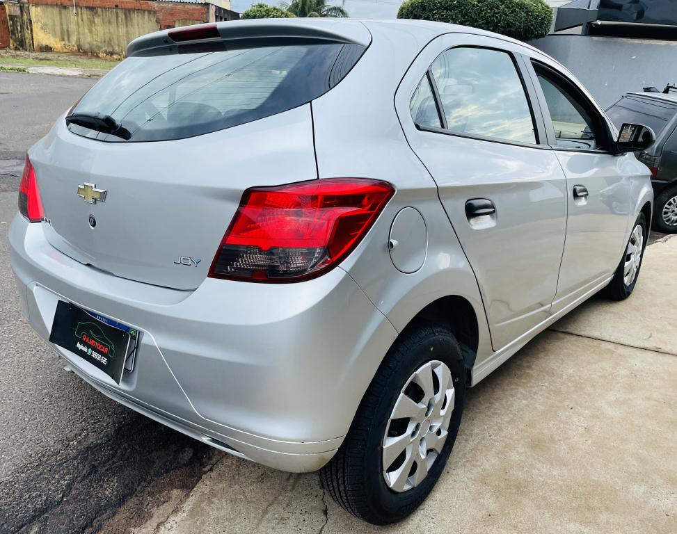 CHEVROLET Onix Hatch - Foto