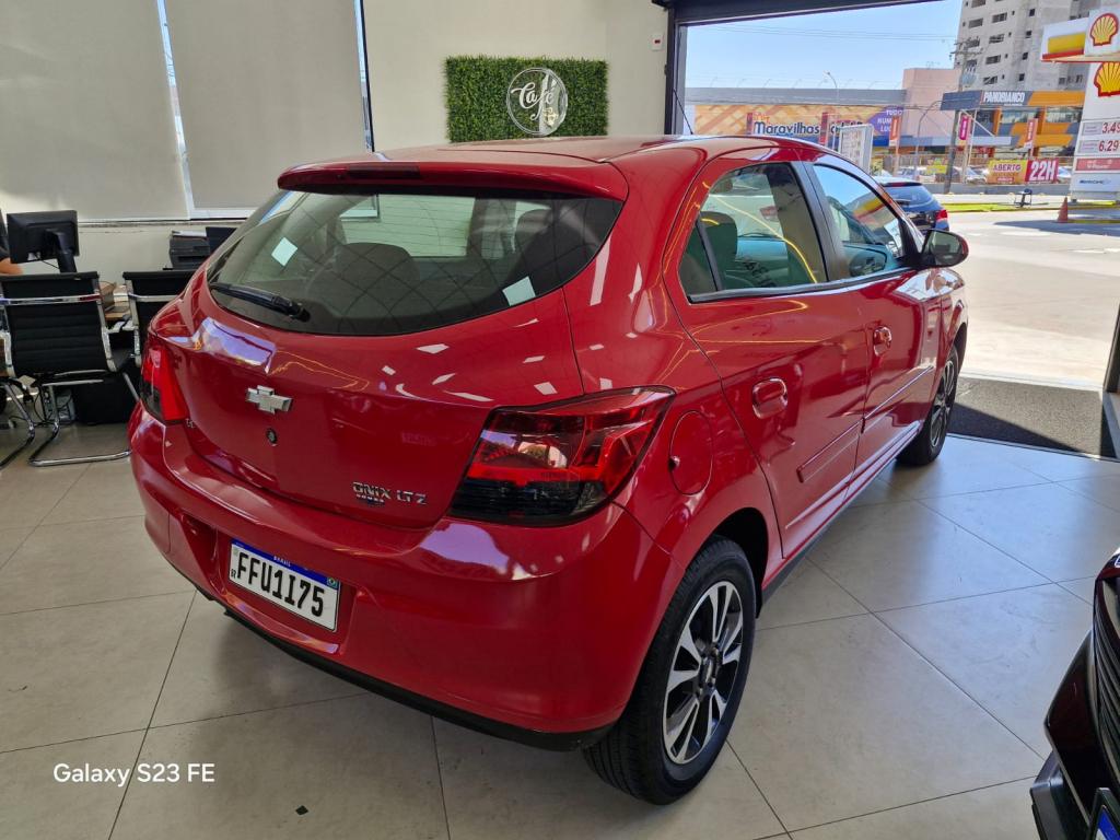 CHEVROLET Onix Hatch - Foto