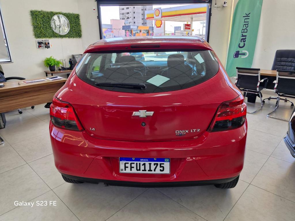 CHEVROLET Onix Hatch - Foto