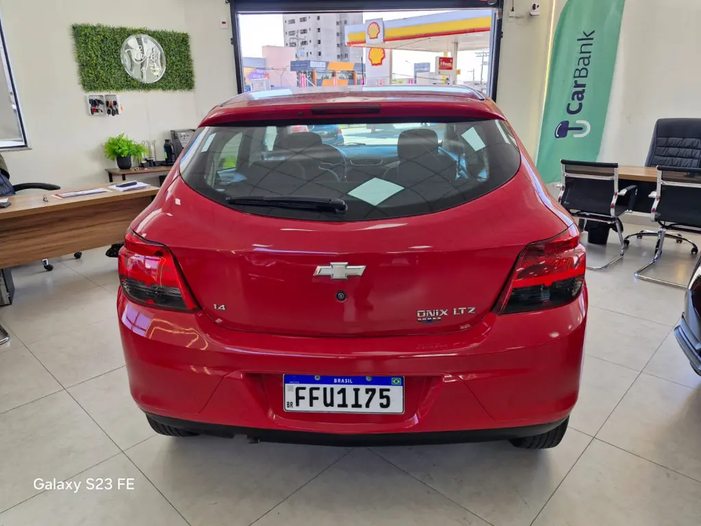 CHEVROLET Onix Hatch - Foto