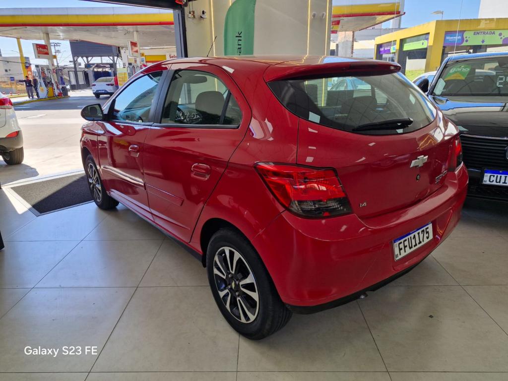 CHEVROLET Onix Hatch - Foto