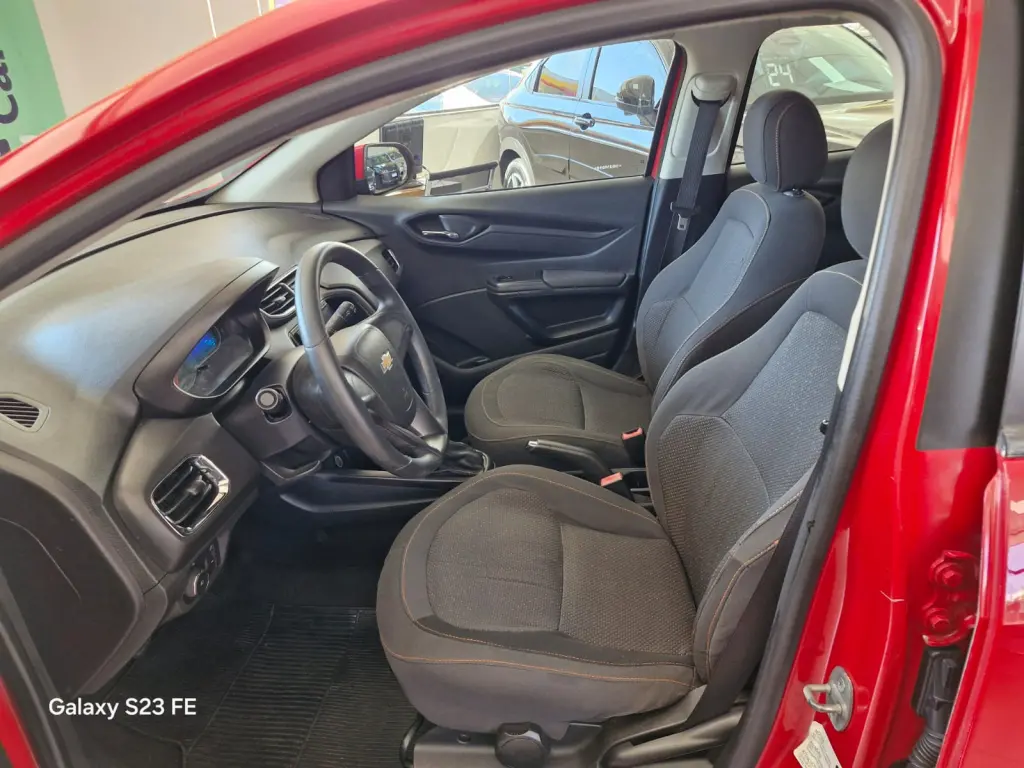 CHEVROLET Onix Hatch - Foto