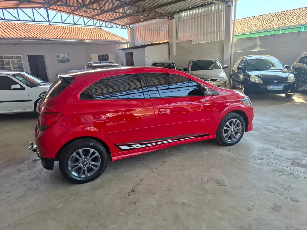 CHEVROLET Onix Hatch - Foto